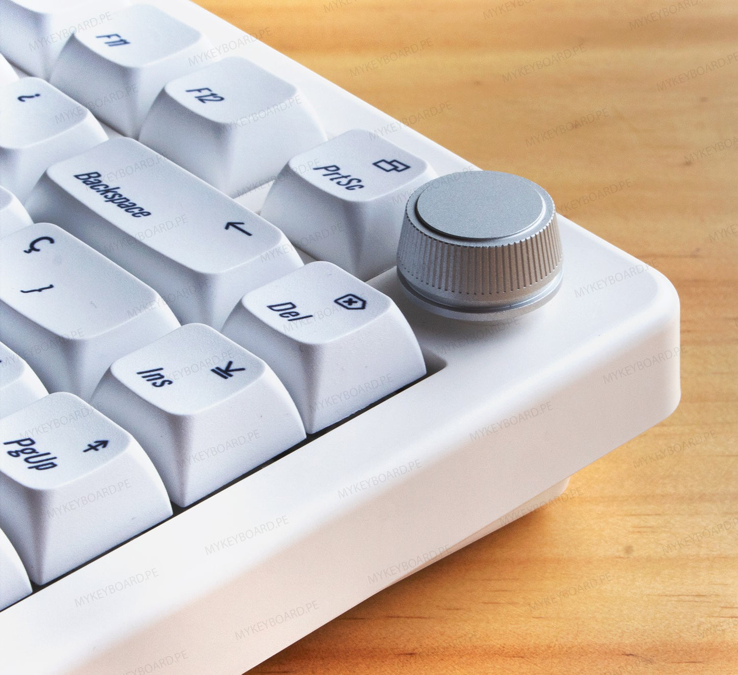 Teclado mecánico MyKeyboard CIDOO QK75 blanco con perilla de volumen y teclas de perfil ergonómico sobre escritorio