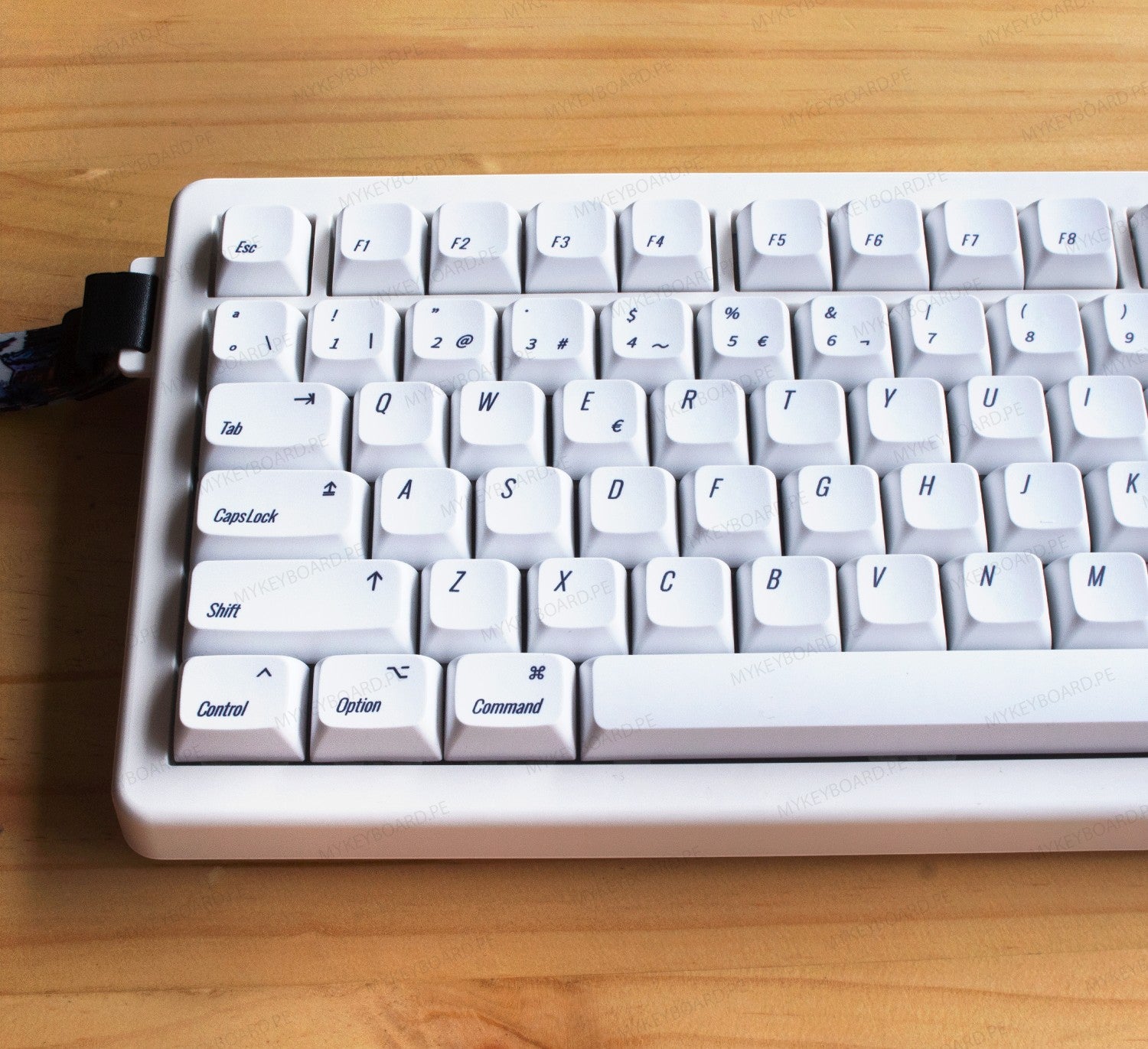 Teclado mecánico MyKeyboard CIDOO QK75 blanco con distribución Mac y teclas de alta calidad sobre mesa de madera