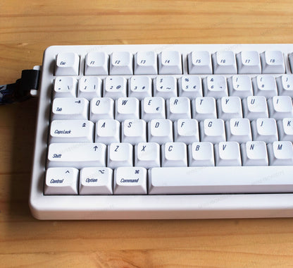 Teclado mecánico MyKeyboard CIDOO QK75 blanco con distribución Mac y teclas de alta calidad sobre mesa de madera