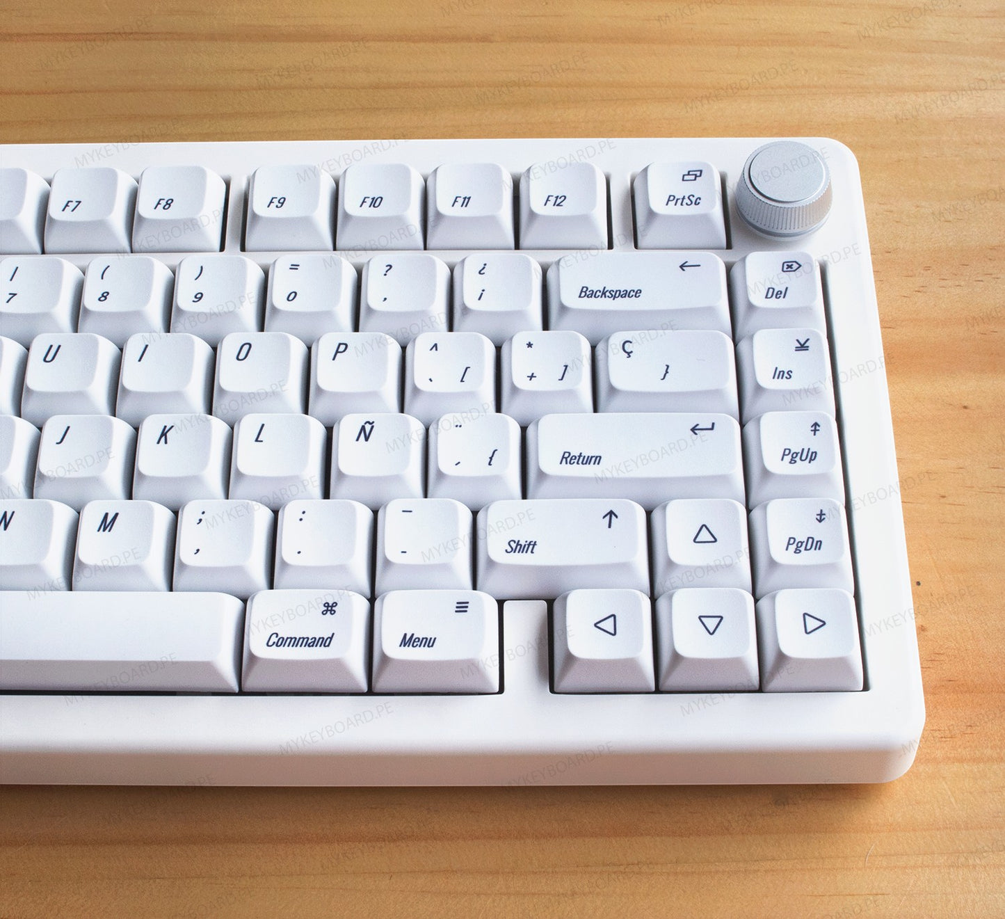 Teclado mecánico MyKeyboard CIDOO QK75 blanco con distribución en español y perilla de volumen sobre mesa de madera