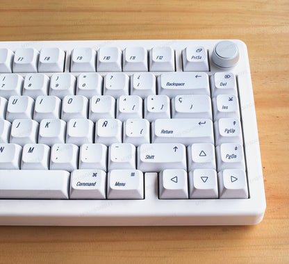 Teclado mecánico MyKeyboard CIDOO QK75 blanco con distribución en español y perilla de volumen sobre mesa de madera
