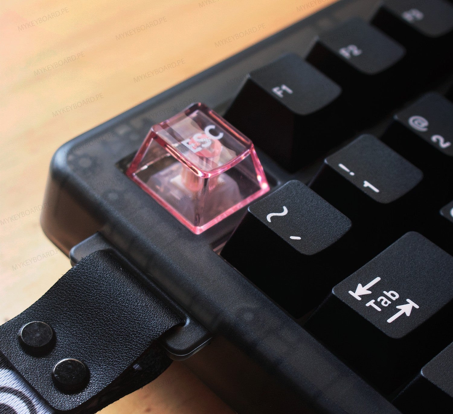 Teclado mecánico MyKeyboard CIDOO QK75 negro con tecla ESC transparente rosa y diseño compacto 75%