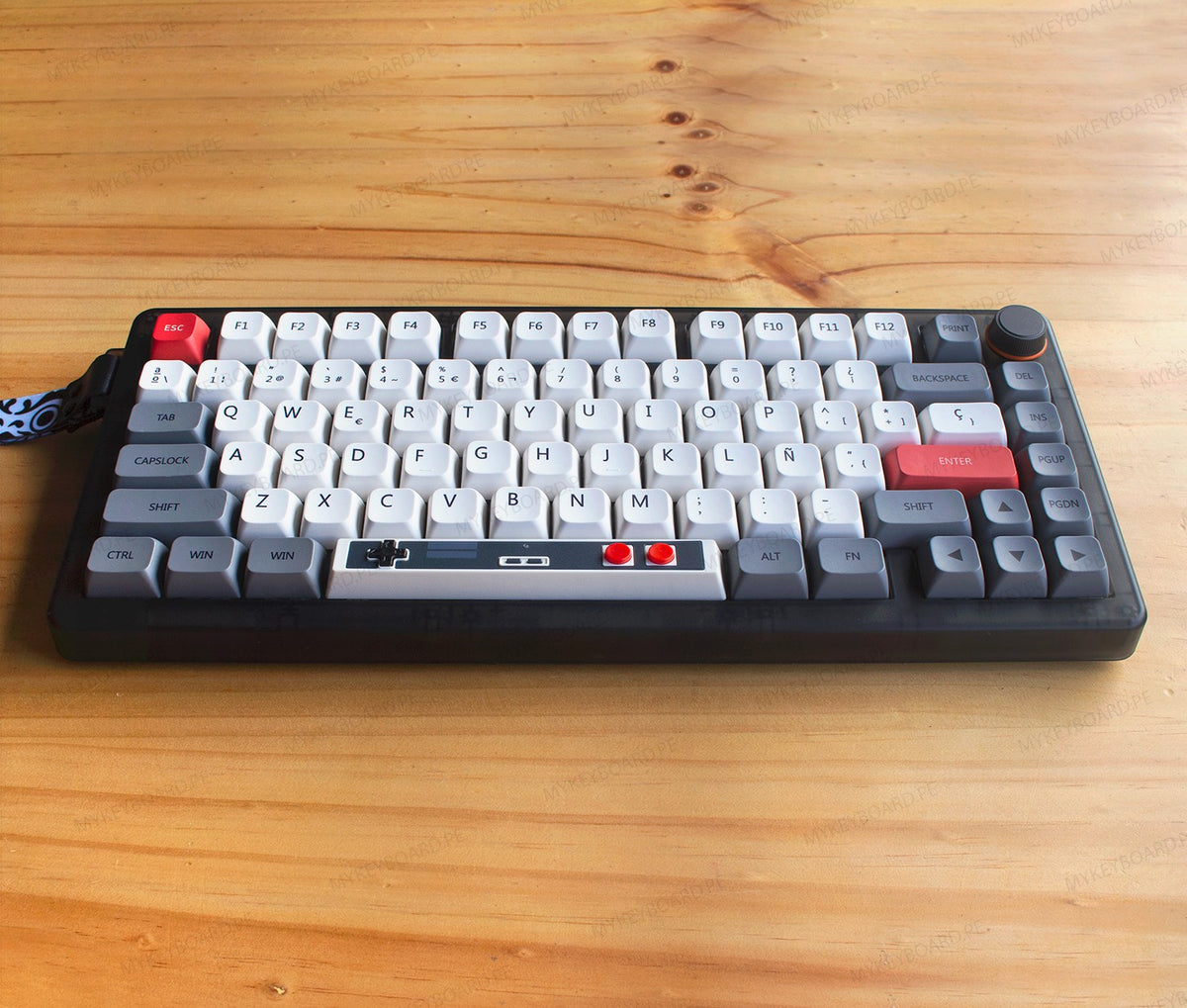 Teclado mecánico MyKeyboard CIDOO QK75 con diseño retro inspirado en Nintendo, teclas grises y blancas con perilla