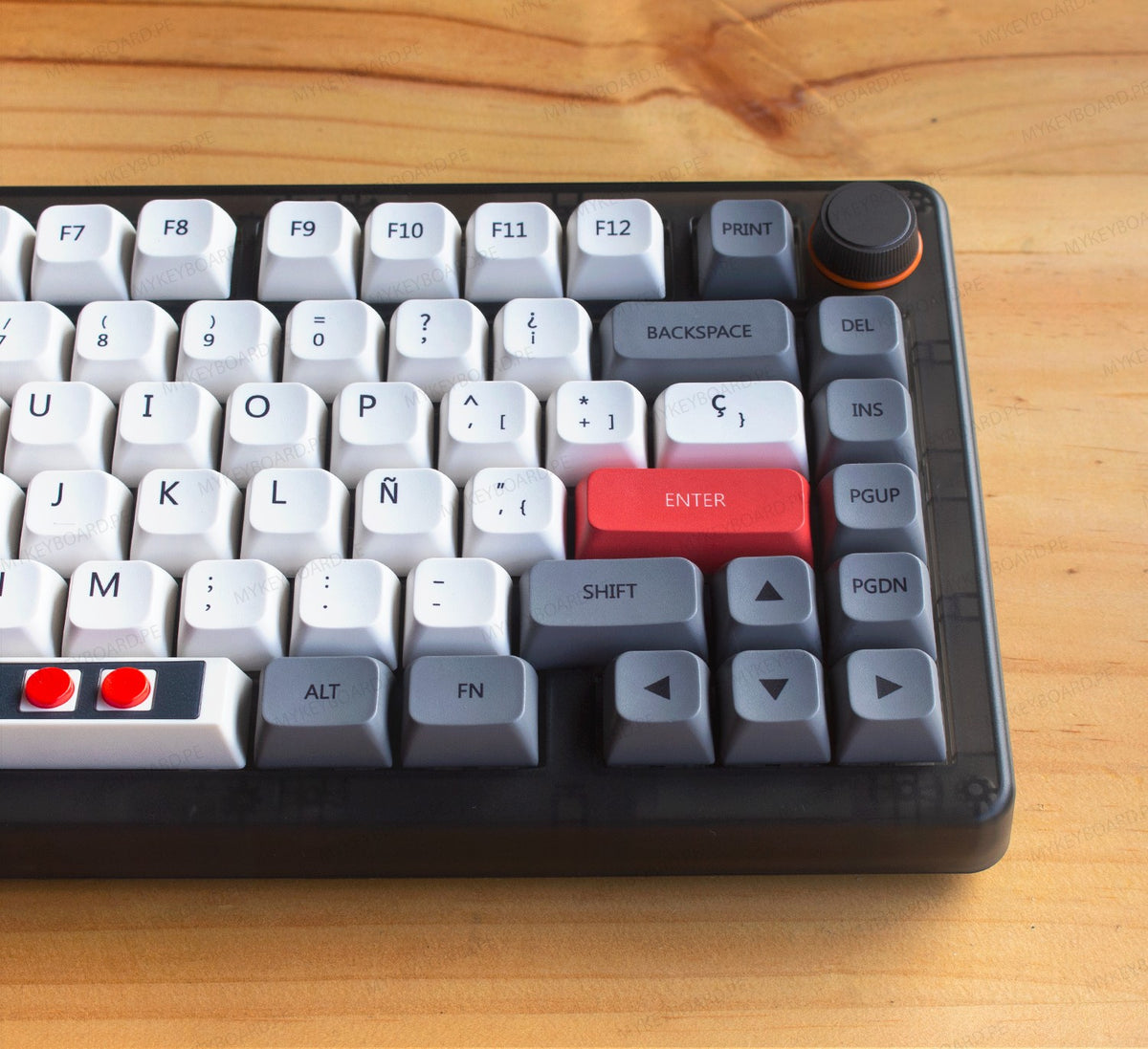 Teclado mecánico MyKeyboard CIDOO QK75 con diseño retro estilo Nintendo, teclas grises y blancas y tecla Enter roja.