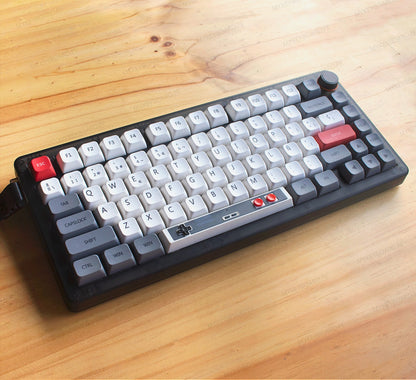 Teclado mecánico MyKeyboard CIDOO QK75 con diseño retro inspirado en Nintendo, teclas grises y blancas con detalles rojos.