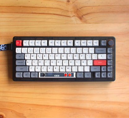 Teclado mecánico MyKeyboard CIDOO QK75 con diseño retro estilo Nintendo, teclas grises y blancas y perilla de volumen.