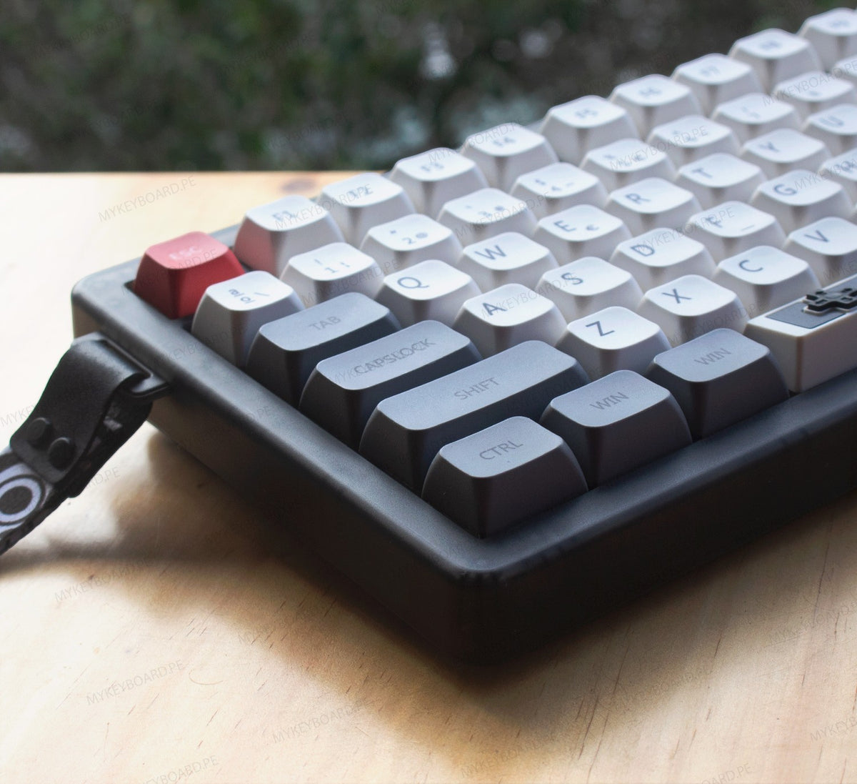 Teclado mecánico MyKeyboard CIDOO QK75 con teclas grises y blancas, tecla ESC roja y diseño compacto 75%