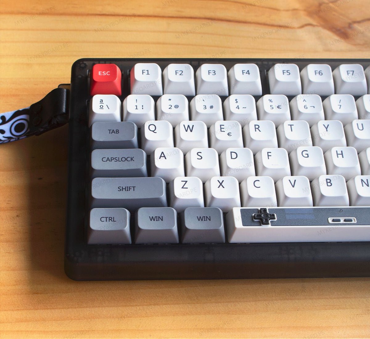 Teclado mecánico MyKeyboard CIDOO QK75 con teclas estilo retro gris y blanco y tecla ESC roja sobre mesa de madera