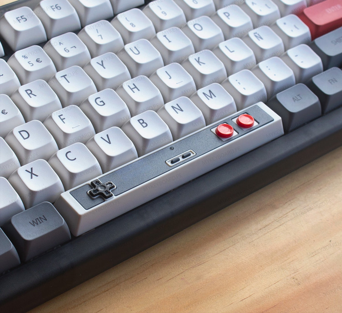 Teclado mecánico MyKeyboard CIDOO QK75 con diseño inspirado en Nintendo, teclas grises y barra espaciadora temática.