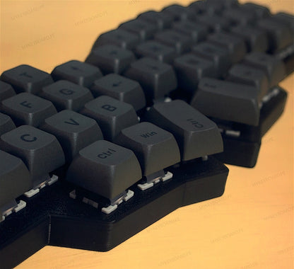Teclado mecánico ergonómico MyKeyboard Corne V4.1 dividido con teclas negras y diseño ortolineal compacto