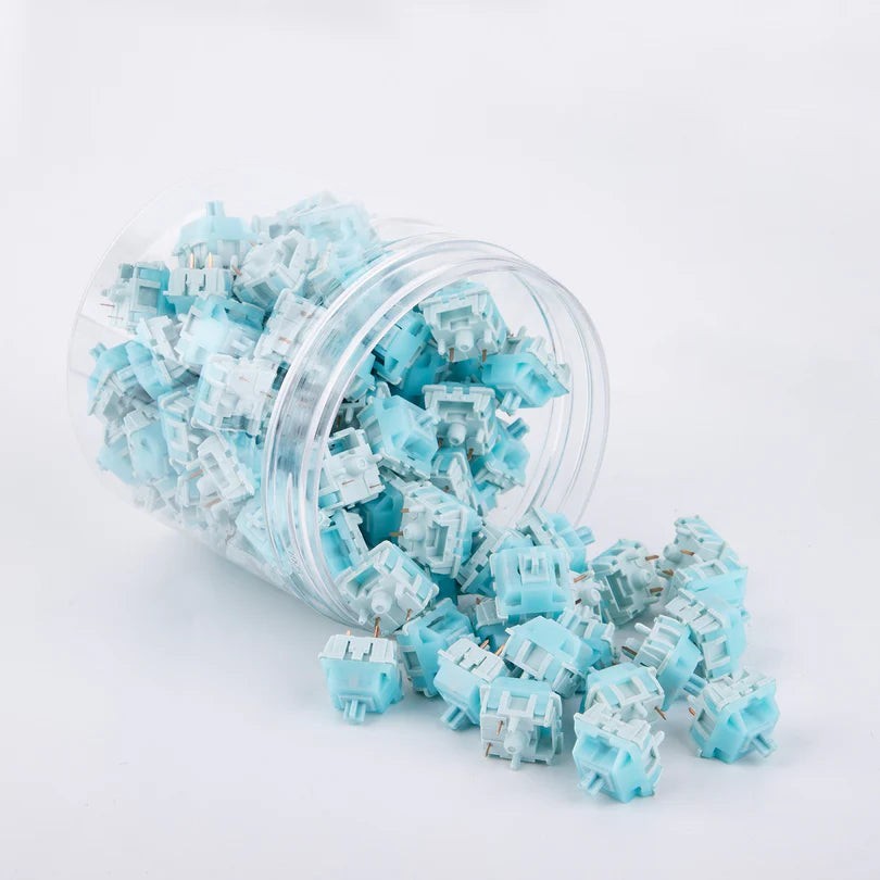 Switches lineales MyKeyboard Epomaker Creamy Jade de color azul claro en un frasco transparente sobre fondo blanco