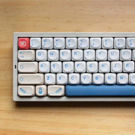 Teclado mecánico MyKeyboard EPOMAKER Createkeebs High65 V2 con keycaps Soy Milk en formato 65% sobre mesa de madera
