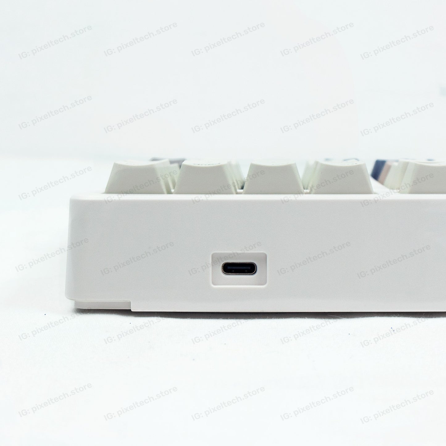 Puerto USB-C del teclado mecánico MyKeyboard EPOMAKER EK98 en color blanco con diseño compacto