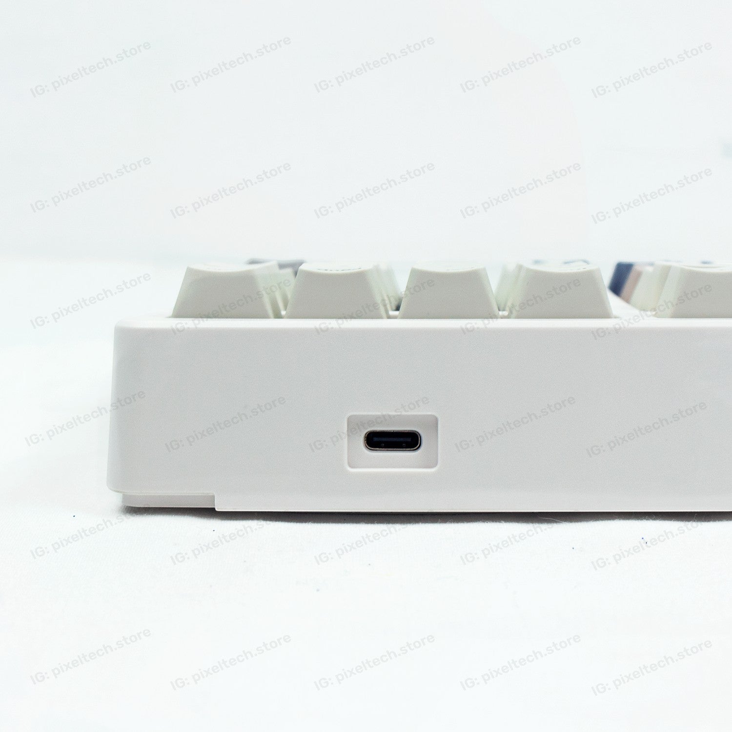 Puerto USB-C del teclado mecánico MyKeyboard EPOMAKER EK98 en color blanco con diseño compacto