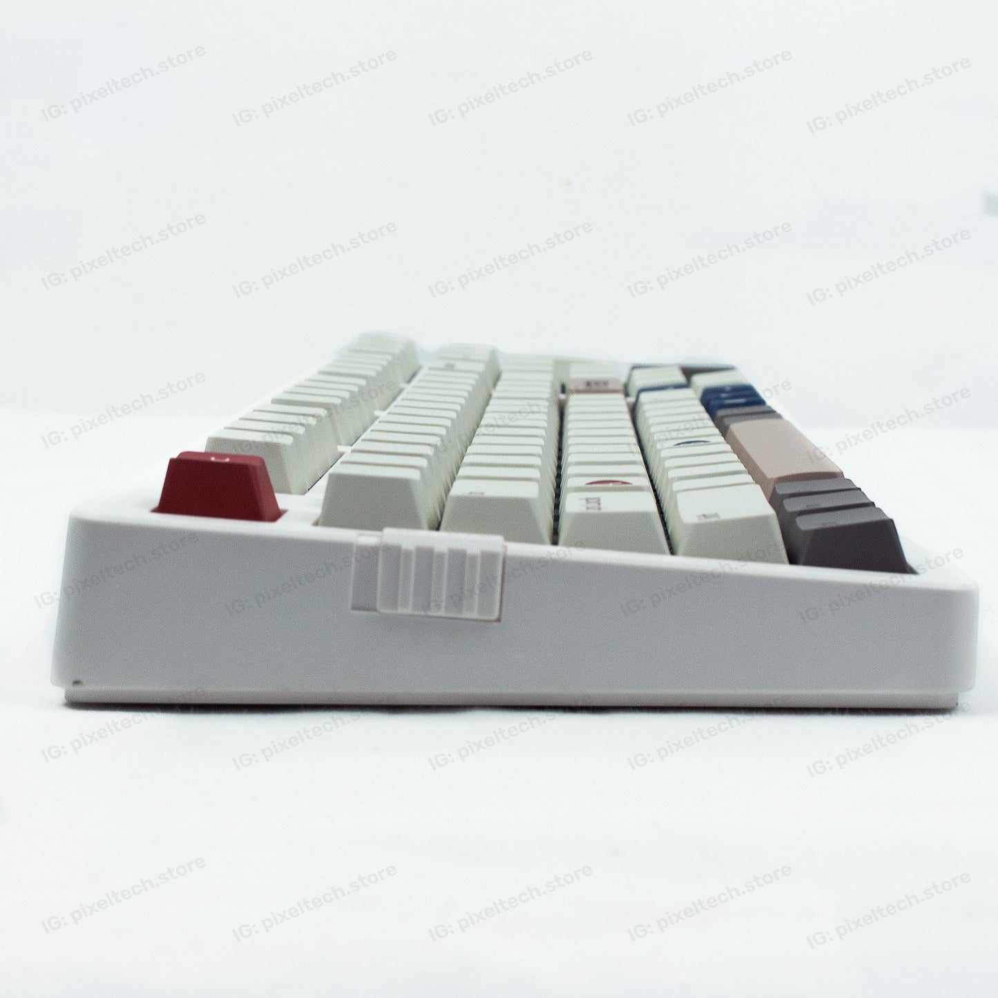 Teclado mecánico MyKeyboard EPOMAKER EK98 96% con teclas PBT, diseño compacto y perfil ergonómico en vista lateral.