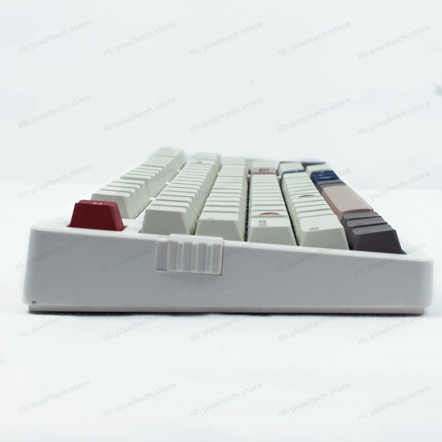 Teclado mecánico MyKeyboard EPOMAKER EK98 96% con teclas PBT, diseño compacto y perfil ergonómico en vista lateral.