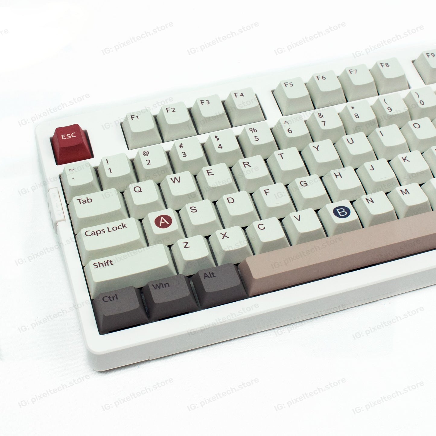 Teclado mecánico MyKeyboard EPOMAKER EK98 96% con teclas PBT en tonos crema, marrón y detalles en rojo