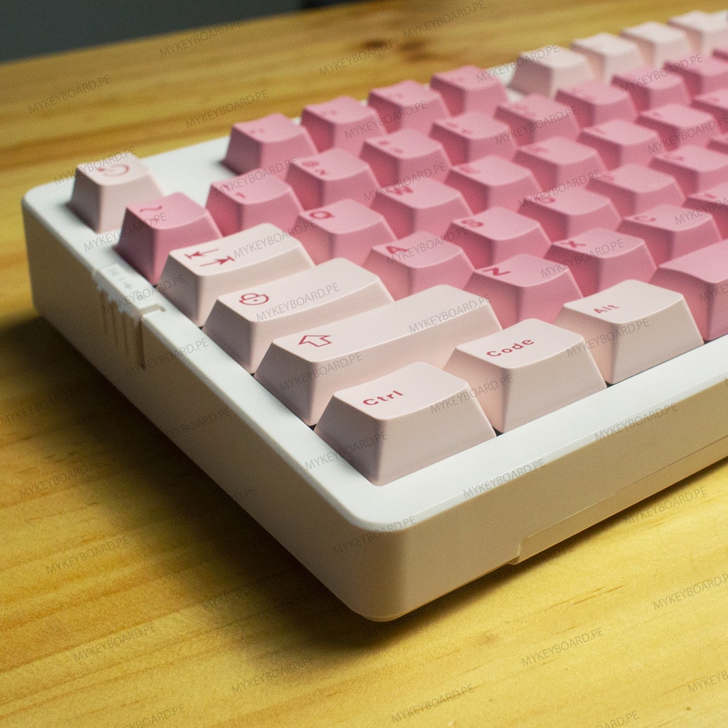 Teclado mecánico MyKeyboard EPOMAKER EK98 96% rosa y blanco con teclas double shot y diseño compacto