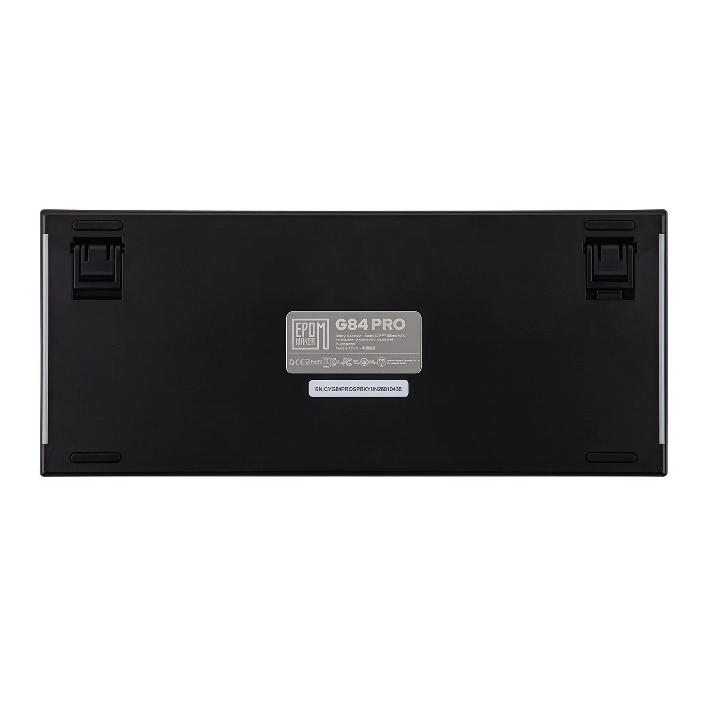 Parte inferior del teclado MyKeyboard Epomaker G84 Pro con etiqueta de especificaciones técnicas y patas ajustables