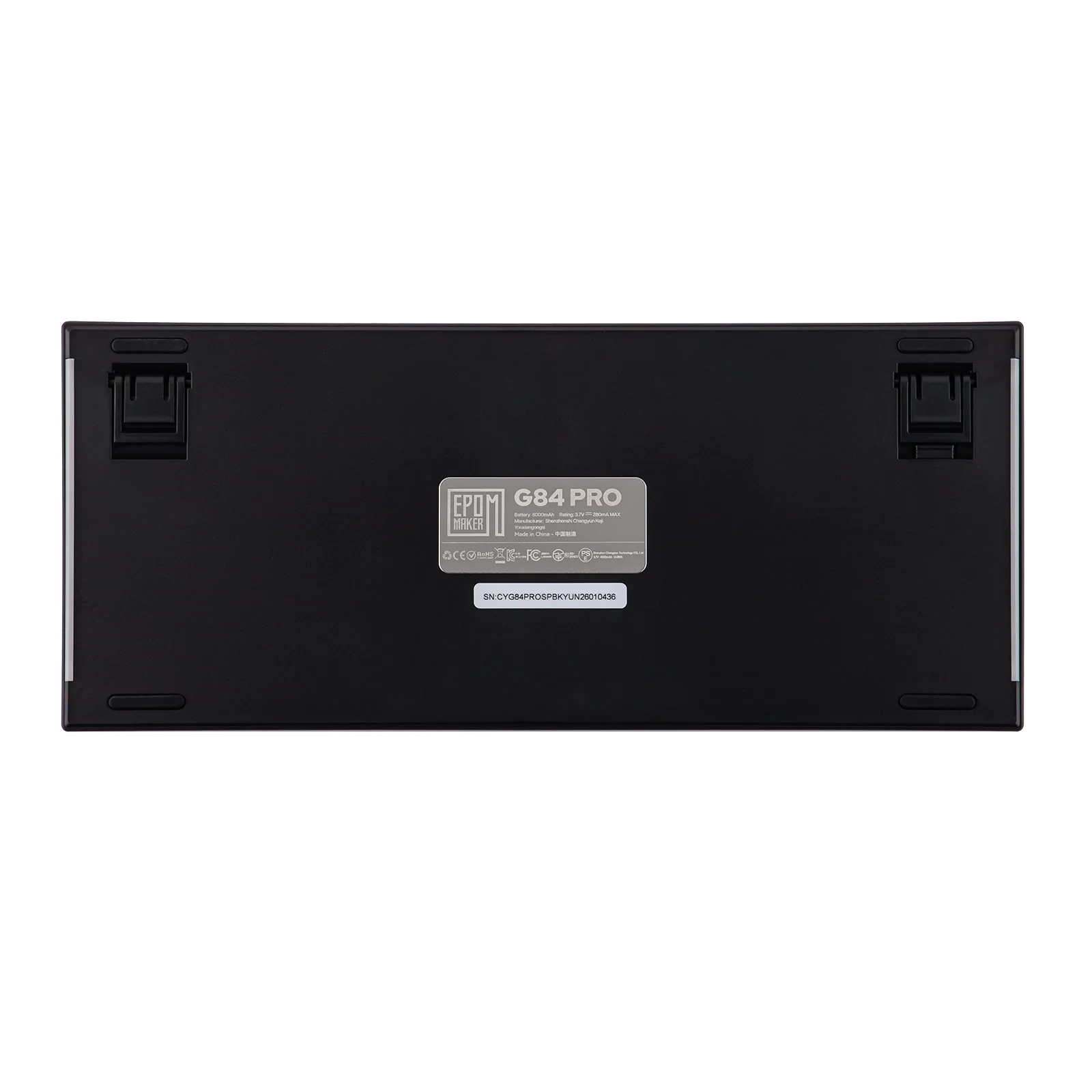 Parte inferior del teclado MyKeyboard Epomaker G84 Pro con etiqueta de especificaciones técnicas y patas ajustables
