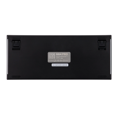 Parte inferior del teclado MyKeyboard Epomaker G84 Pro con etiqueta de especificaciones técnicas y patas ajustables