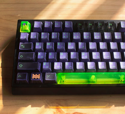Teclado mecánico MyKeyboard Epomaker G84 Pro EVA01 con keycaps estilo manga, acentos verde neón y teclas translúcidas.