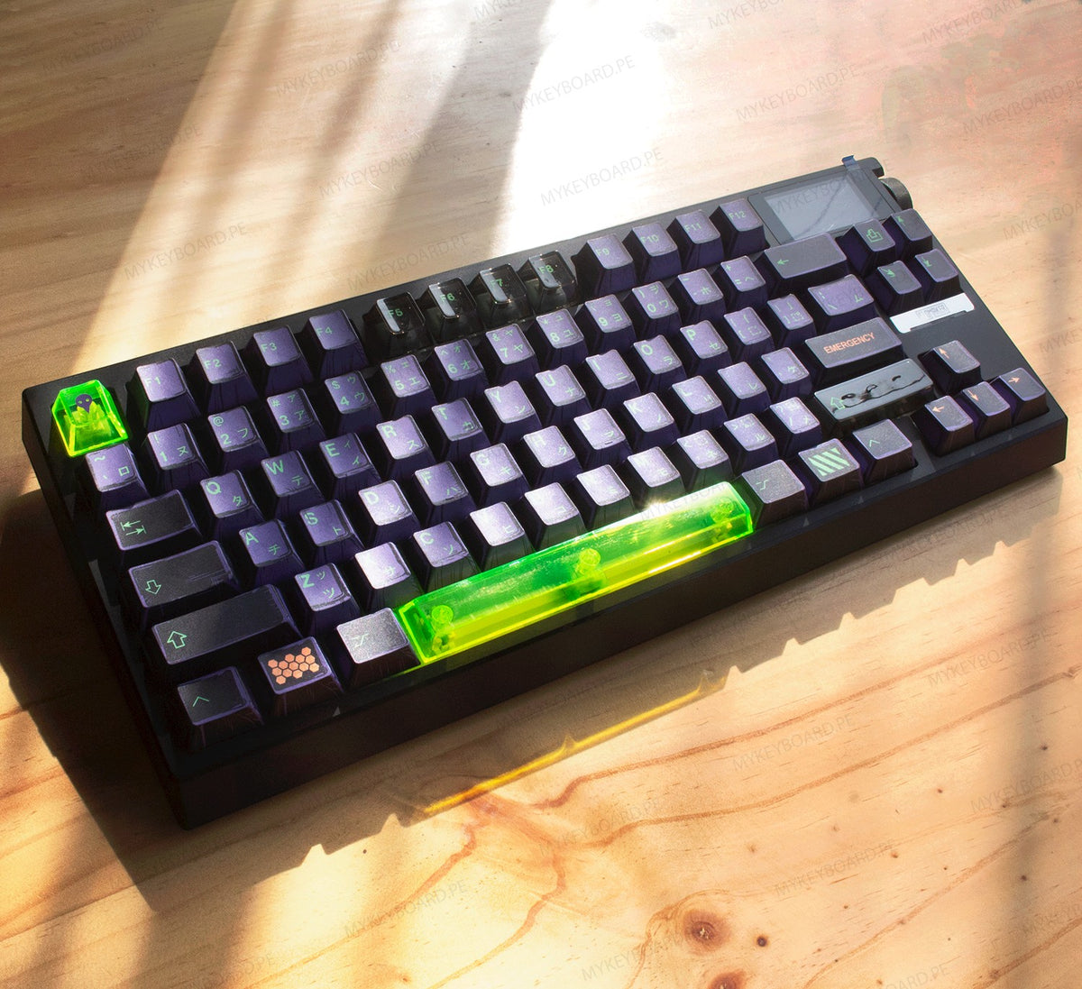 Teclado mecánico MyKeyboard Epomaker G84 Pro EVA01 con teclas estilo manga, acentos verde neón y pantalla LCD.