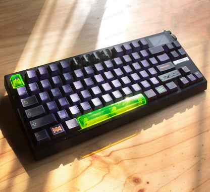 Teclado mecánico MyKeyboard Epomaker G84 Pro EVA01 con teclas estilo manga, acentos verde neón y pantalla LCD.