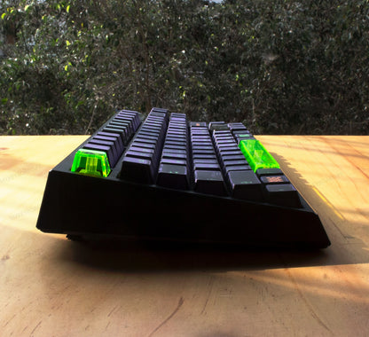 Teclado mecánico MyKeyboard Epomaker G84 Pro EVA01 con keycaps estilo manga y teclas translúcidas verde neón