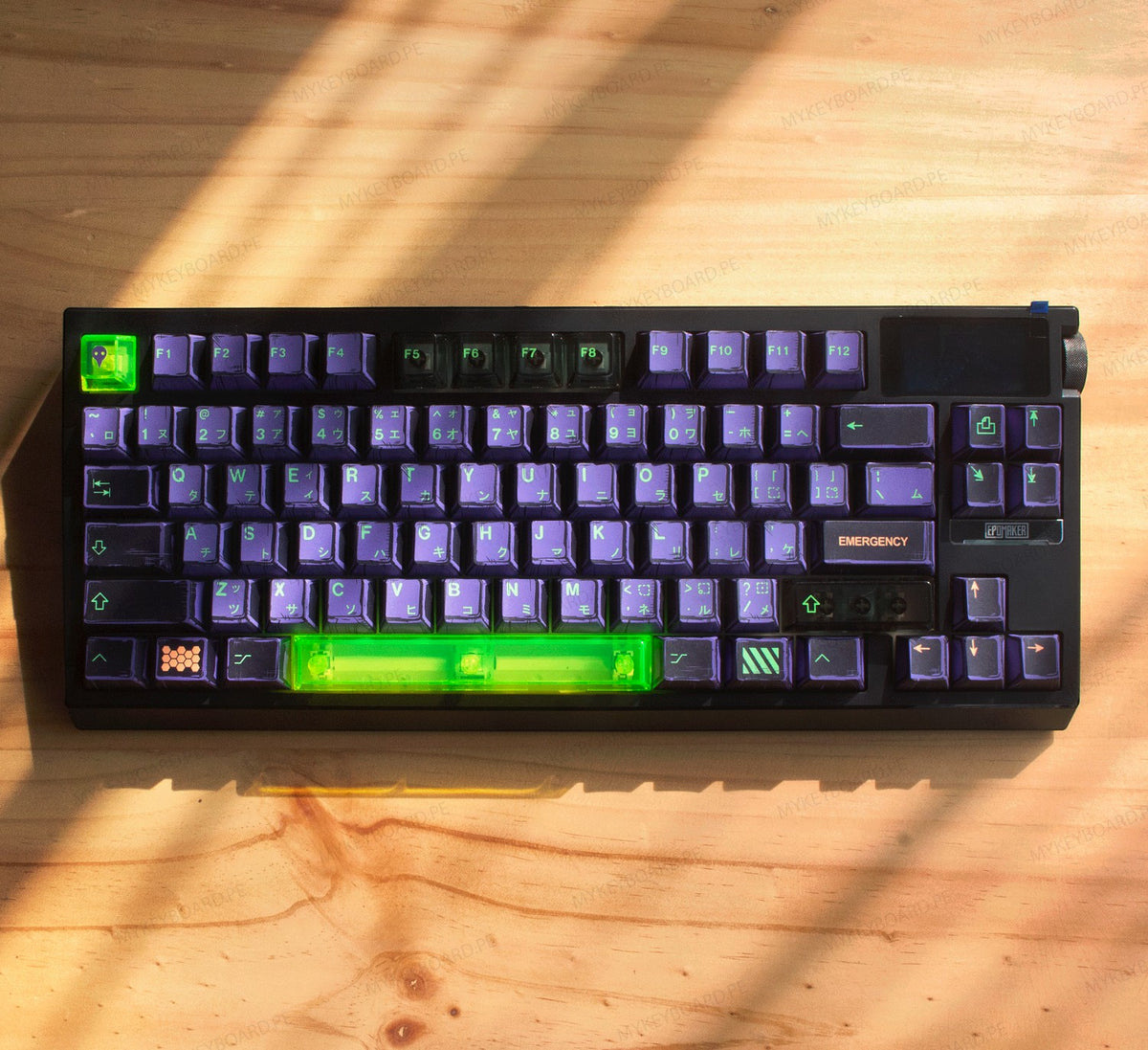 Teclado mecánico MyKeyboard Epomaker G84 Pro estilo Evangelion EVA-01 con keycaps manga, pantalla LCD y barra verde neón.