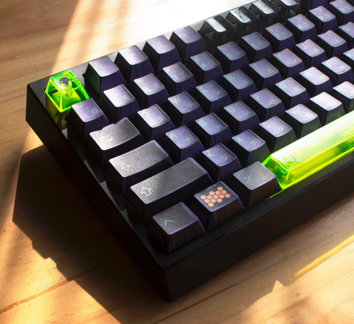 Teclado mecánico MyKeyboard Epomaker G84 Pro estilo Evangelion con keycaps manga, acentos verde neón y pantalla LCD.