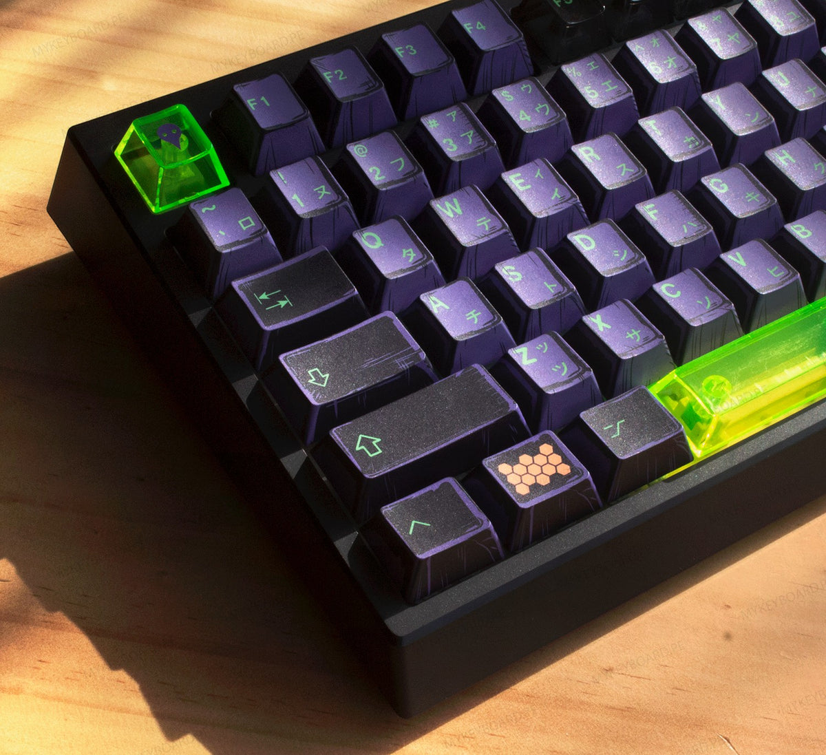 Teclado mecánico MyKeyboard Epomaker G84 Pro con diseño Evangelion EVA-01, teclas estilo manga y acentos verde neón.