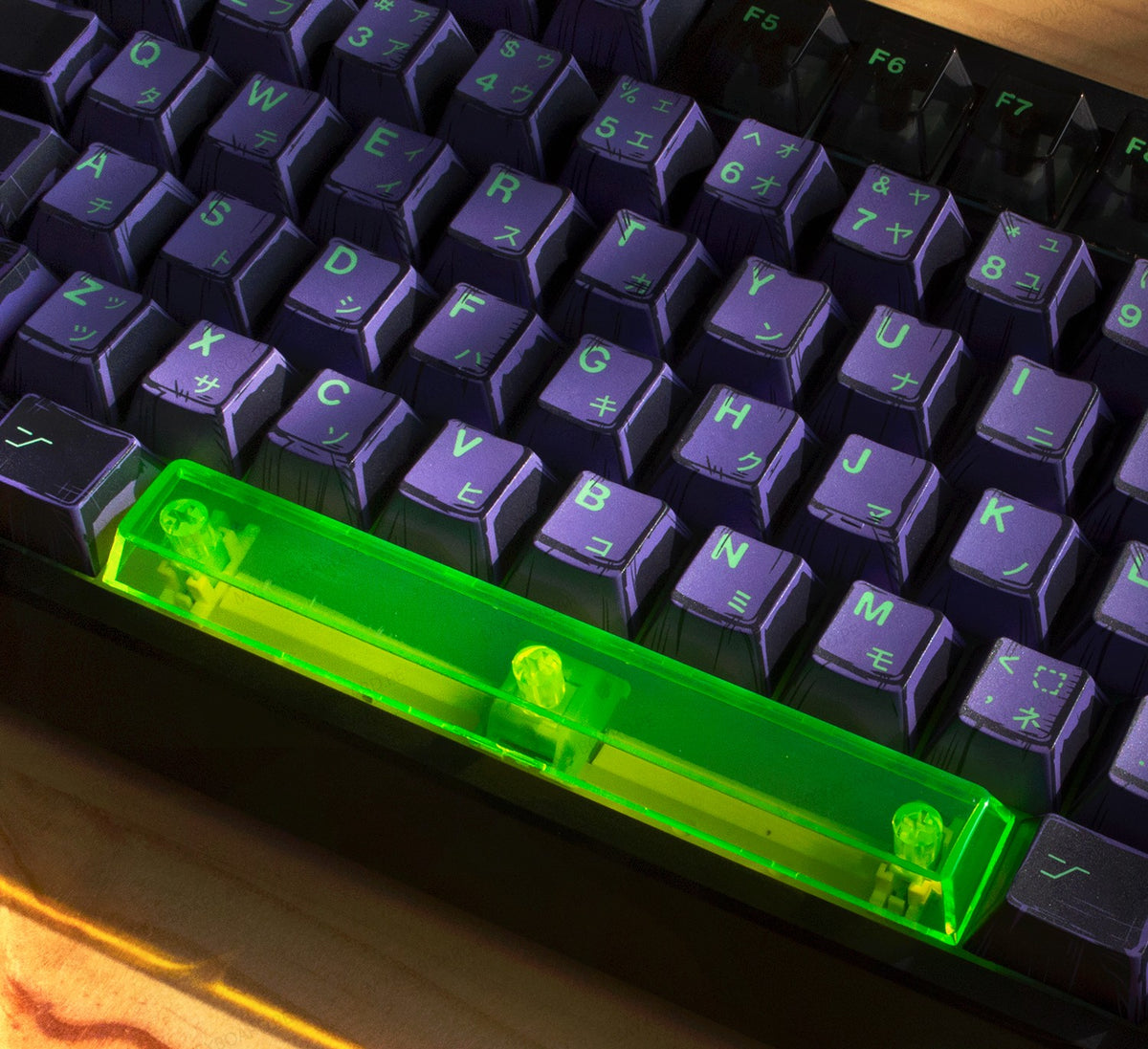 Teclado mecánico MyKeyboard Epomaker G84 Pro con keycaps estilo manga moradas y barra espaciadora verde neón