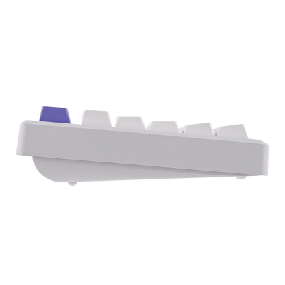 Perfil lateral del teclado mecánico MyKeyboard EPOMAKER Galaxy 100 blanco con teclas PBT y acento morado