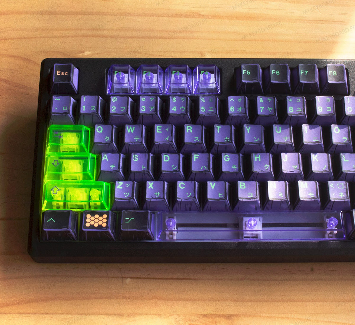 Teclado mecánico MyKeyboard EPOMAKER Galaxy100 EVA01 con teclas moradas estilo manga y acentos en verde neón translúcido