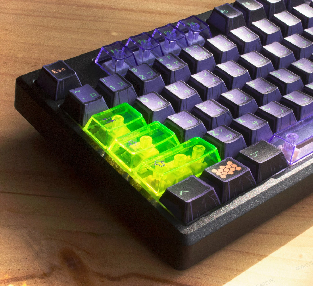 Teclado mecánico MyKeyboard EPOMAKER Galaxy100 EVA01 con teclas estilo manga y acentos translúcidos verde neón