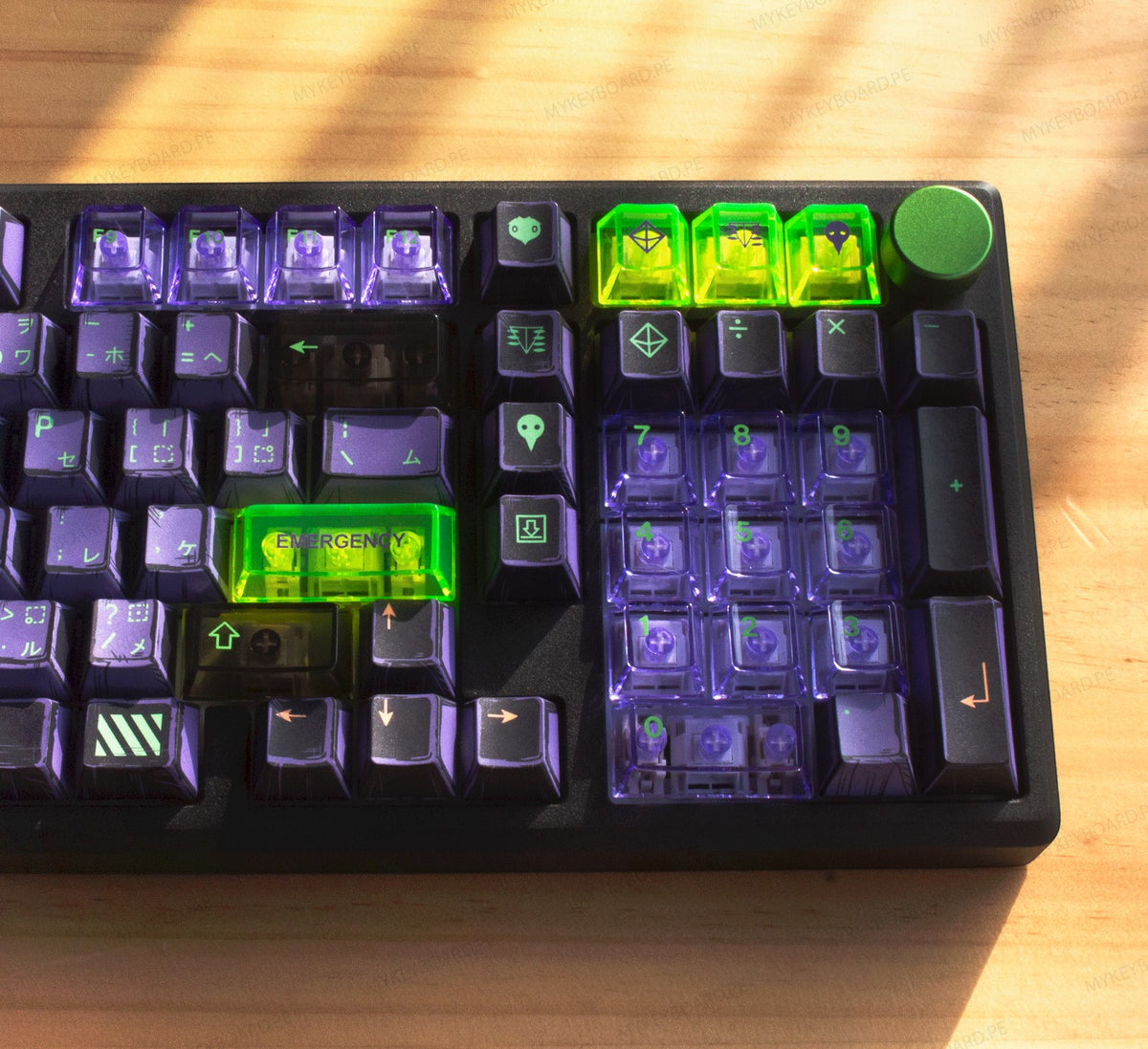 Teclado mecánico MyKeyboard EPOMAKER Galaxy100 EVA01 con teclas translúcidas moradas y verdes estilo cyberpunk