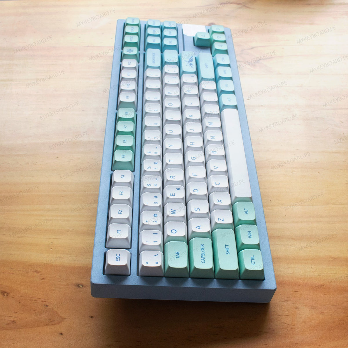 Teclado mecánico MyKeyboard EPOMAKER Galaxy80 con base de aluminio azul y teclas Snow Mountain blancas y verde menta.