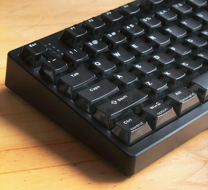 Teclado mecánico Epomaker HE108 de color negro con switches magnéticos y diseño completo sobre mesa de madera
