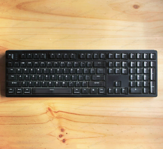 Teclado mecánico EPOMAKER HE108 de tamaño completo con switches magnéticos y teclas negras sobre madera