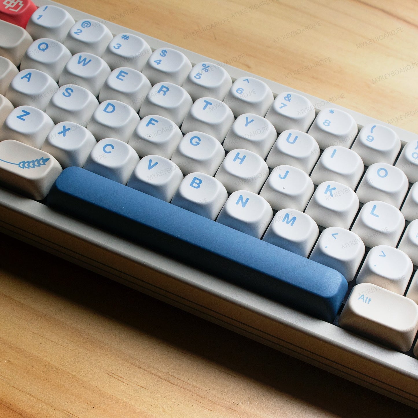 Teclado mecánico MyKeyboard EPOMAKER Createkeebs High65 V2 con keycaps Soy Milk blancas y barra espaciadora azul