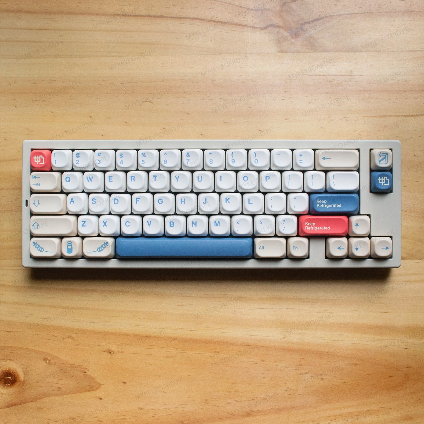 Teclado mecánico MyKeyboard EPOMAKER Createkeebs High65 V2 formato 65% con teclas Soy Milk y detalles en azul y rojo