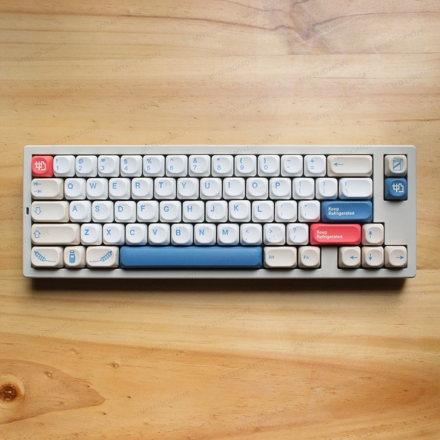 Teclado mecánico MyKeyboard EPOMAKER Createkeebs High65 V2 formato 65% con teclas Soy Milk y detalles en azul y rojo