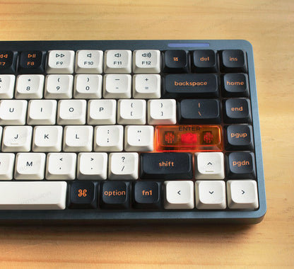 Teclado mecánico MyKeyboard Epomaker Luma84 Skyline con teclas blancas y negras, acentos naranjas y tecla Enter translúcida