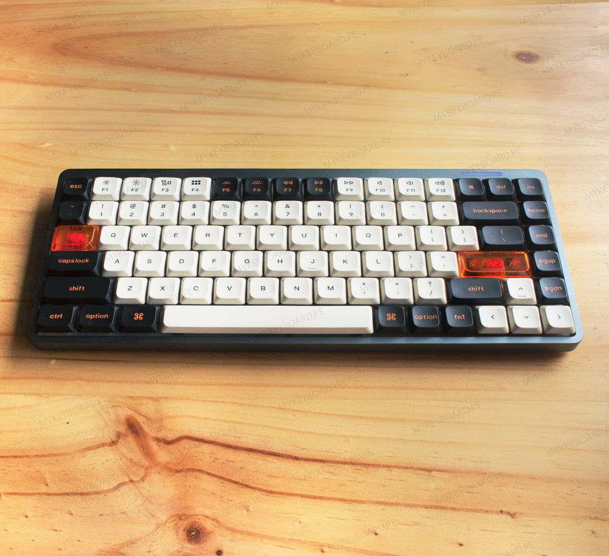Teclado mecánico MyKeyboard Epomaker Luma84 Skyline 75% con teclas blancas, negras y acentos translúcidos naranjas.