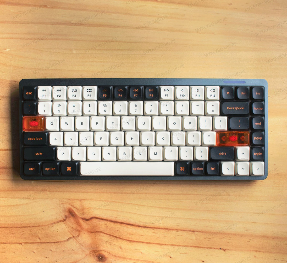 Teclado mecánico MyKeyboard Epomaker Luma84 Skyline 75% con teclas blancas y negras y acentos translúcidos naranjas.