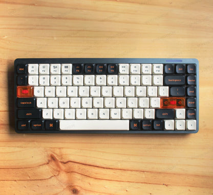 Teclado mecánico MyKeyboard Epomaker Luma84 Skyline 75% con teclas blancas y negras y acentos translúcidos naranjas.