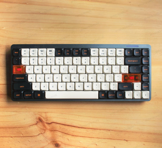 Teclado mecánico MyKeyboard Epomaker Luma84 Skyline 75% con teclas blancas y negras y acentos translúcidos naranjas.