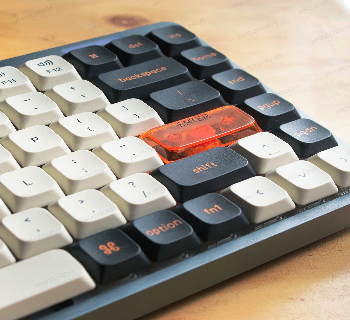 Teclado mecánico MyKeyboard Epomaker Luma84 Skyline con teclas blancas y negras, acentos naranjas y tecla Enter translúcida
