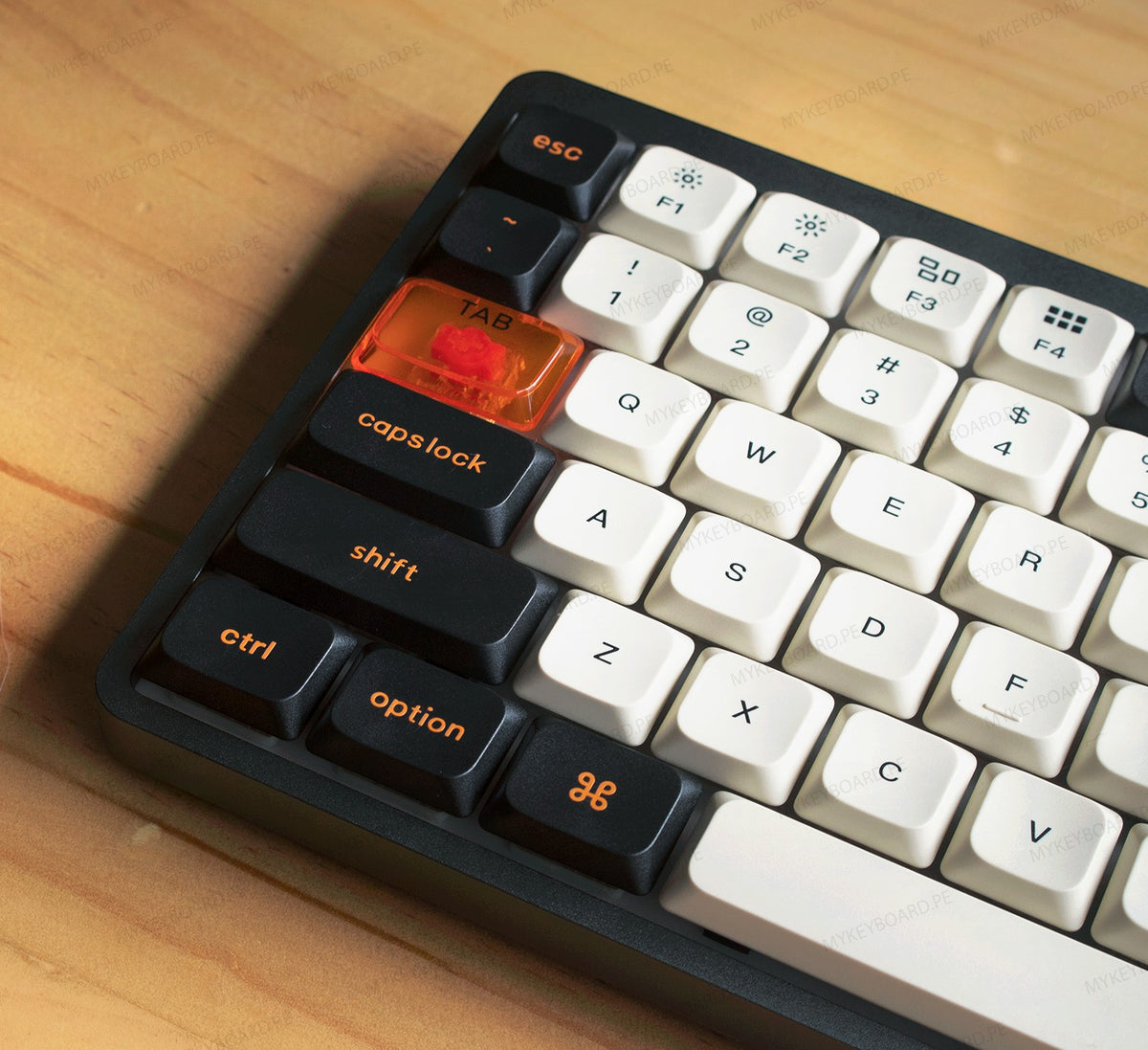 Teclado mecánico MyKeyboard Epomaker Luma84 Skyline con teclas blancas, negras y tecla Tab naranja translúcida.